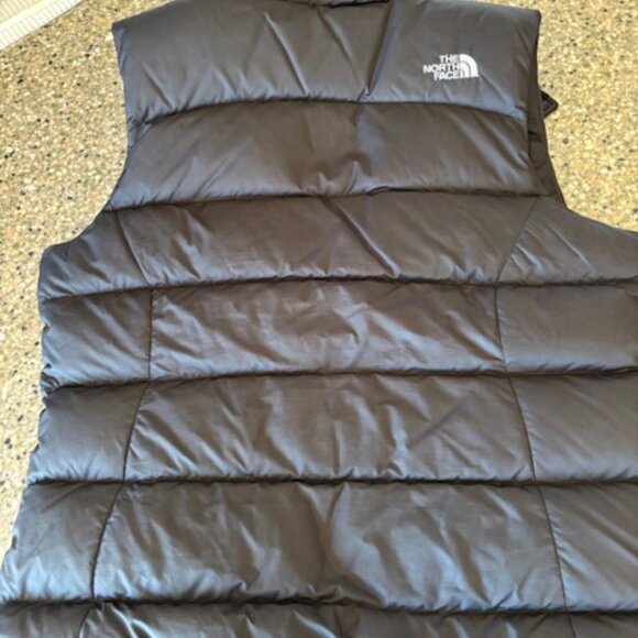 Women's North Face 700 Puffer Vest - Picture 5 of 8